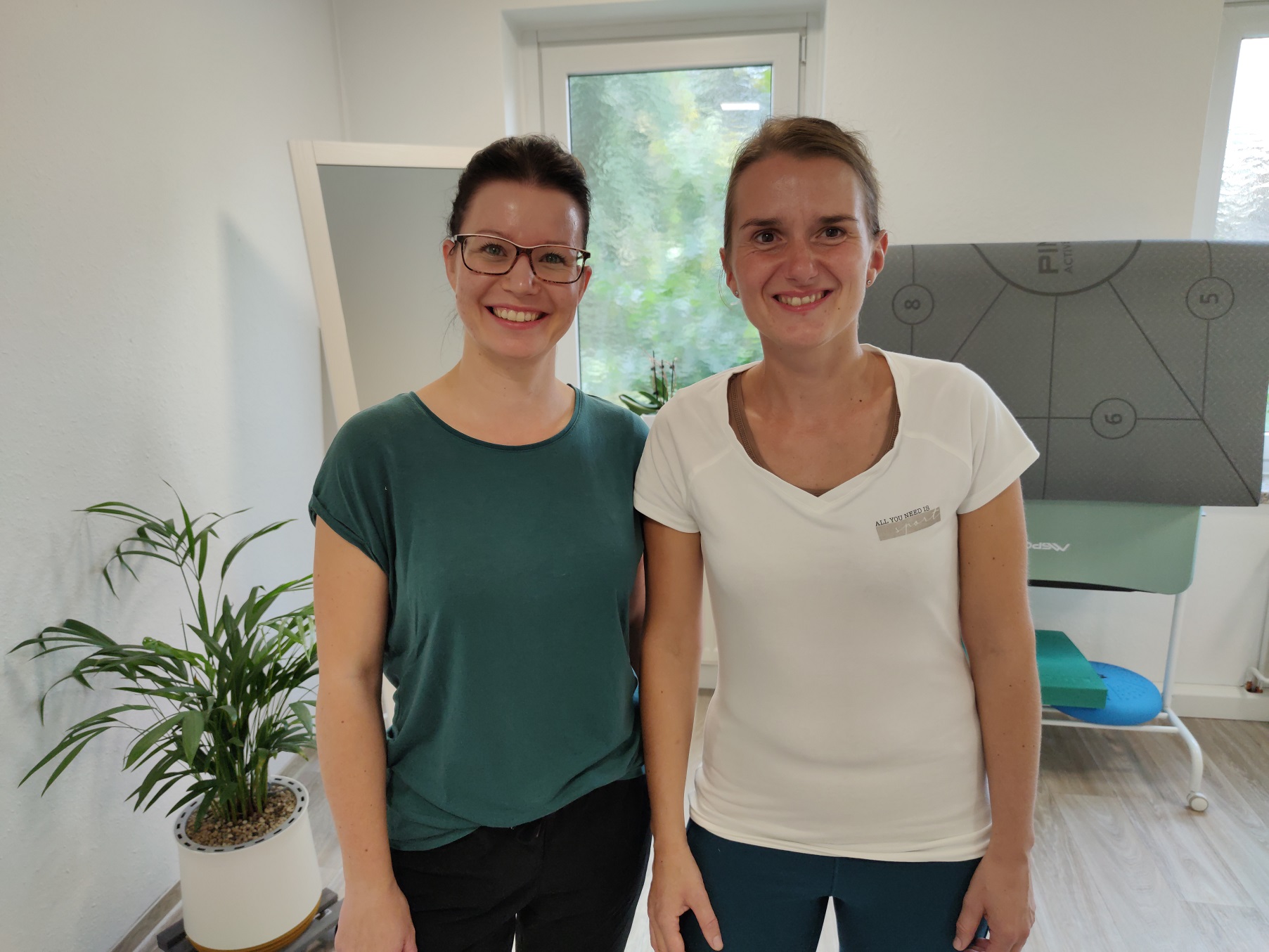Physiotherapeutinnen-Nicole-Fischer-und-Claudia-Wisian-klein_2.jpg