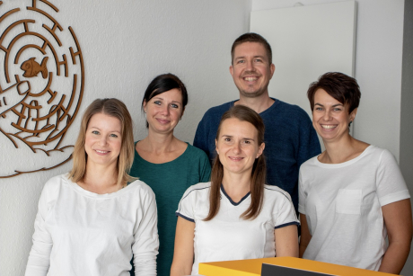 Das Team der Physiotherapie Zauberhand begrüßt Lys
